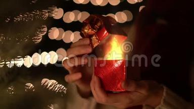女人打开红色圣诞礼物盒，里面散发着神奇的光芒
