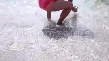 快乐的赤脚孩子在海滩散步中玩得开心。 女孩在<strong>水</strong>池边沿着海浪奔跑，<strong>溅起水</strong>花。 夏季