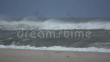 卷曲的波浪在岸上坠毁