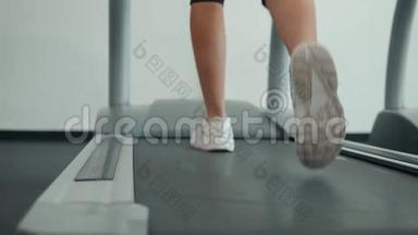 一个女人在跑步机上跑步的特写。 白色<strong>运动</strong>鞋<strong>运动</strong>。 女<strong>运动</strong>员训练快<strong>运动</strong>员