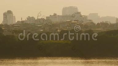 河内市傍晚雾霾2.. 俯瞰这条河。 越南。