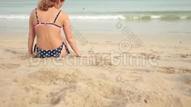 穿比基尼、戴太阳帽的女人在海边晒日光浴的后景
