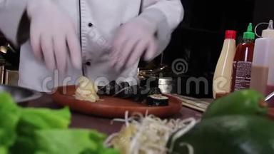 寿司卷展示，木盘上美味的寿司卷