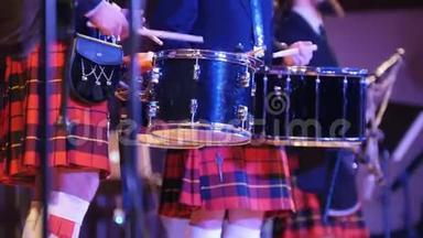 苏格兰传统乐队音乐家在<strong>舞台</strong>上用风笛和鼓演唱