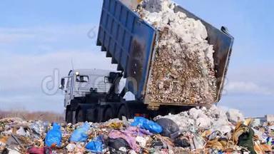 垃圾车在垃圾填埋场处置垃圾.. 车辆运输垃圾至废弃物..