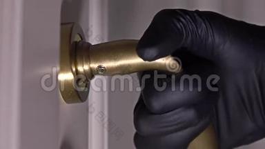 戴黑色手套的人用钥匙打开<strong>锁</strong>着的门。 安全，保密，<strong>解锁</strong>，侵入的概念.. K4特写