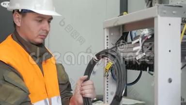 技术人员正在安装带有电缆连接的<strong>光纤</strong>。