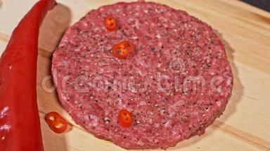 厨师为汉堡做肉奖章。 倒入香料胡椒和盐。 肉夹肉牛肉在食品木板上