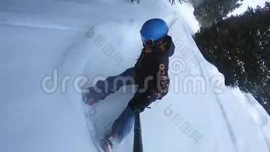 接近极端滑雪者骑着粉末在国的粉末。 全高清慢运动摄像机