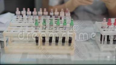 建立一套带血样的试管，以便在医学实验室进行<strong>体检</strong>。 一包玻璃容器