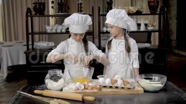 有趣的年轻女孩正在厨房里准备面团