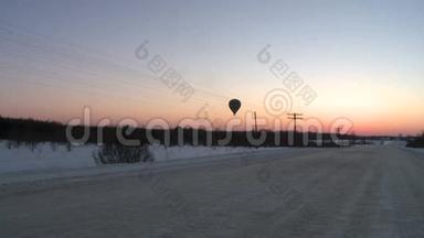 冬季道路和气球漂浮在前方的视野中