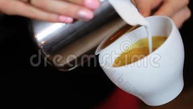 咖啡师的手做拿铁或卡布奇诺咖啡<strong>倒牛奶</strong>做拿铁艺术。