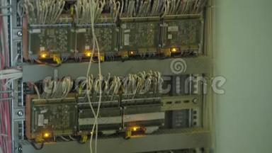 计算机服务器安装在数据中心房间的机架上，有红色橙色照明警报。