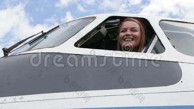 美丽的少女飞行员坐在飞机的操纵处，望着窗外