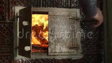 厨师打开<strong>烤箱</strong>的门，调节火。 旧乌克兰正宗<strong>烤箱</strong>。