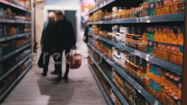各种产品在超市的货架和货架。 买家选择产品。