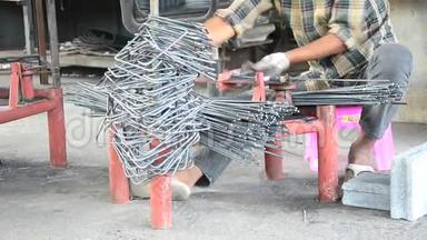 金属加工弯曲或弯曲钢制造箍筋杆。