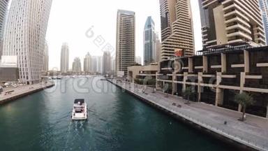 海滨迪拜码头，有一个步行游客的长廊和帆船的海上运河