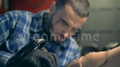 一个人在人工手臂上画纹身，仿生假肢。