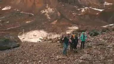 一群旅人在山上向摄像机挥手
