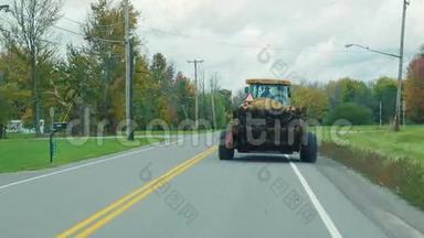 拖拉机在路上缓慢行驶，防止开车。 美国纽约州
