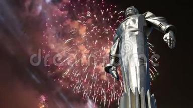 烟花越过尤里<strong>加加林</strong>纪念碑42.5米高的基座和雕像，第一人在太空旅行。 莫斯科