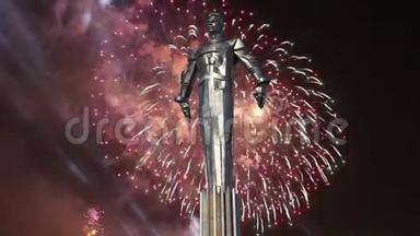 烟花越过尤里加加林纪念碑42.5米高的基座和雕像，第一人在太空旅行。 莫斯科
