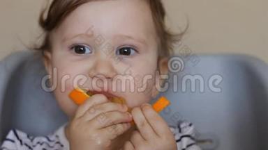 一个小女孩吃橘子。 素食主义的概念