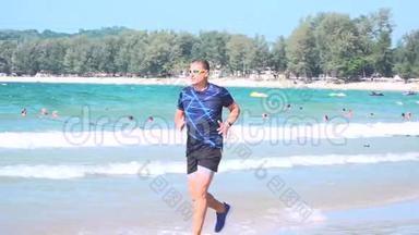 泰国普吉岛邦涛海滩上穿着<strong>跑鞋</strong>和短裤<strong>跑步</strong>的男子