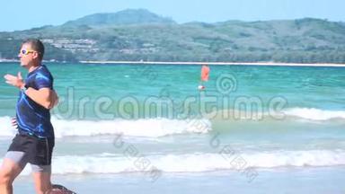 泰国普吉岛邦涛海滩上穿着跑鞋和短裤跑步的男子