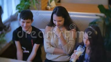 一群孩子在咖啡馆里<strong>吃奶</strong>昔。 青少年儿童咖啡馆慢动作视频乐趣欢乐
