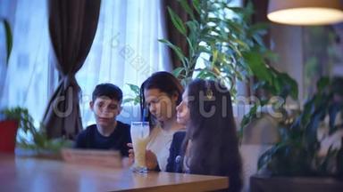 一群孩子在咖啡馆里吃快餐。 青少年儿童咖啡馆慢动作视频乐趣欢乐