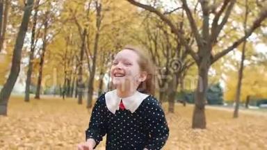 肖像可爱的小女孩，卷发，穿着圆点花纹的裙子穿过公园里的秋天小巷