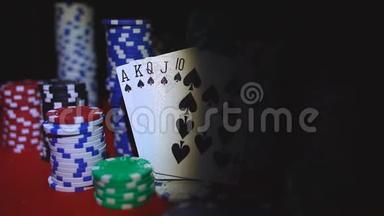 纸牌和扑克筹码的同花