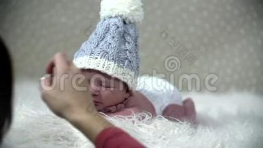 摄影师重新安排婴儿帽