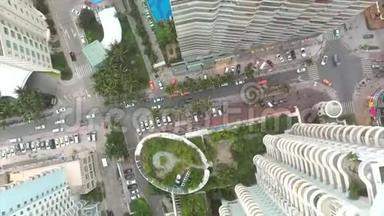 从中国三亚的摩天大楼和城市建筑俯视空中景色。 4K.