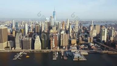 鸟瞰美国纽约美丽的风景。 无人驾驶飞机离开海岸上的曼哈顿区。