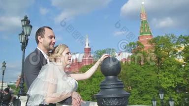 一对年轻的已婚夫妇正在<strong>莫</strong>斯科漫步，在红场举行的俄罗斯<strong>婚礼</strong>