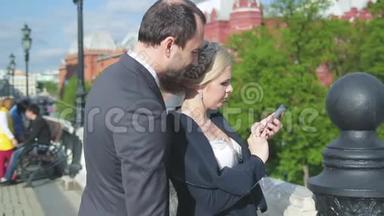 一对年轻的已婚夫妇正在莫斯科漫步，在红场举行的俄罗斯婚礼