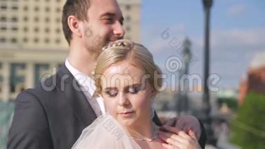 一对年轻的已婚夫妇正在<strong>莫</strong>斯科漫步，在红场举行的俄罗斯<strong>婚礼</strong>