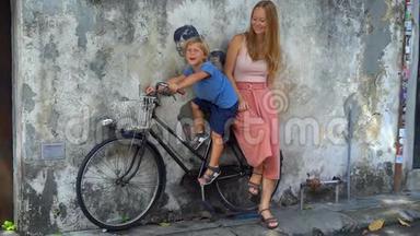妈妈和儿子骑自行车。 马来西亚<strong>槟城</strong>乔治敦公共街道艺术