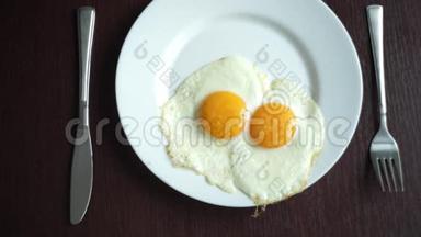 木桌上放<strong>煎</strong>蛋的白盘.. 提供<strong>早餐鸡蛋</strong>