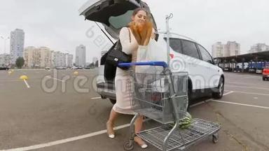 美丽的家庭主妇在汽车后备箱里装塑料袋