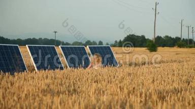 一个小女孩在金色的田野上用<strong>太阳能</strong>发<strong>电站</strong>
