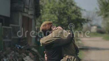 妈妈抱着她的儿子去当兵