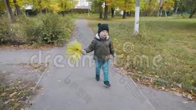 快乐的小男孩在秋天公园<strong>跑步</strong>。 <strong>小孩</strong>子在秋步上玩耍。 金叶的秋林