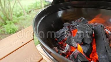 黑色木制木炭燃烧在Bbq。 在烧烤炉里开火。 高清慢<strong>速运</strong>动。