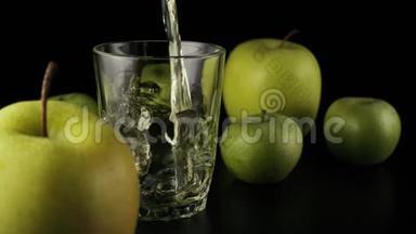 慢动作。 苹果汁<strong>倒入</strong>黑色背景的玻璃<strong>杯中</strong>