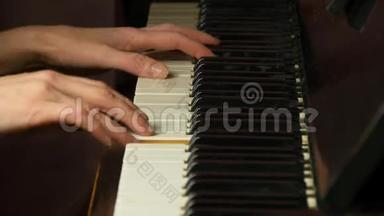 两只女手在一架漂亮的大钢琴上演奏一首轻柔的<strong>古典音乐</strong>。 弹钢琴的女人，特写
